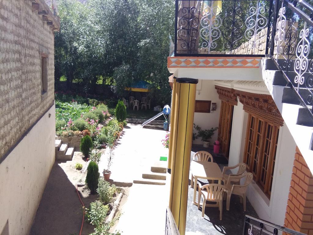 Galaxy Guest House Hundar Buitenkant foto